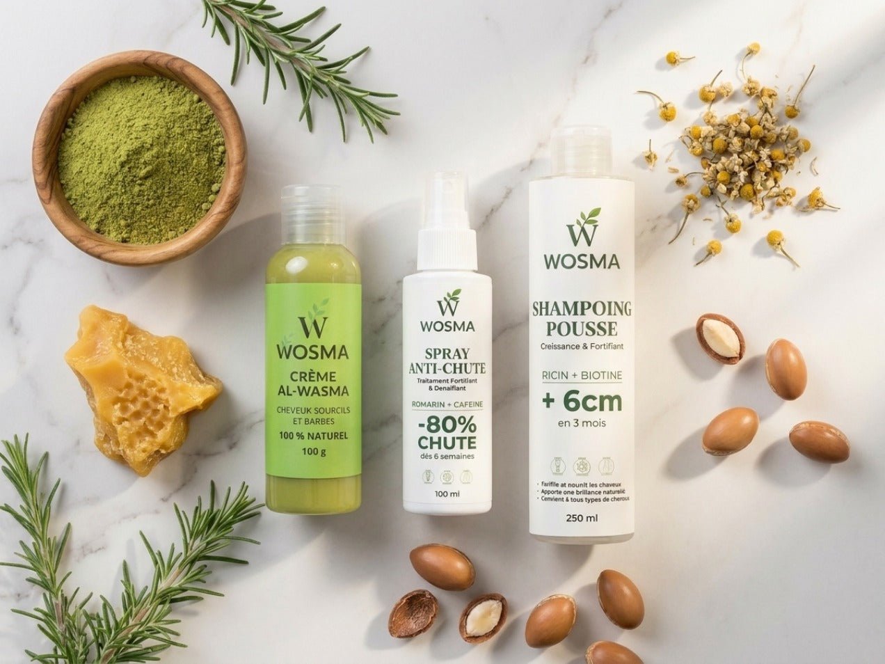 Poudre de Sidr naturelle à côté d'un morceau de cire d'abeille et des produits de soins capillaires WOSMA sur un fond propre.